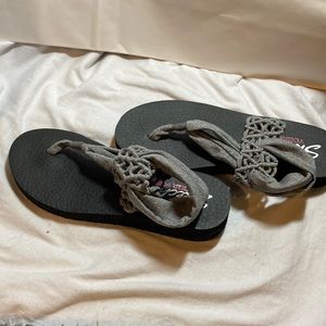 Scetchers yoga flip flops